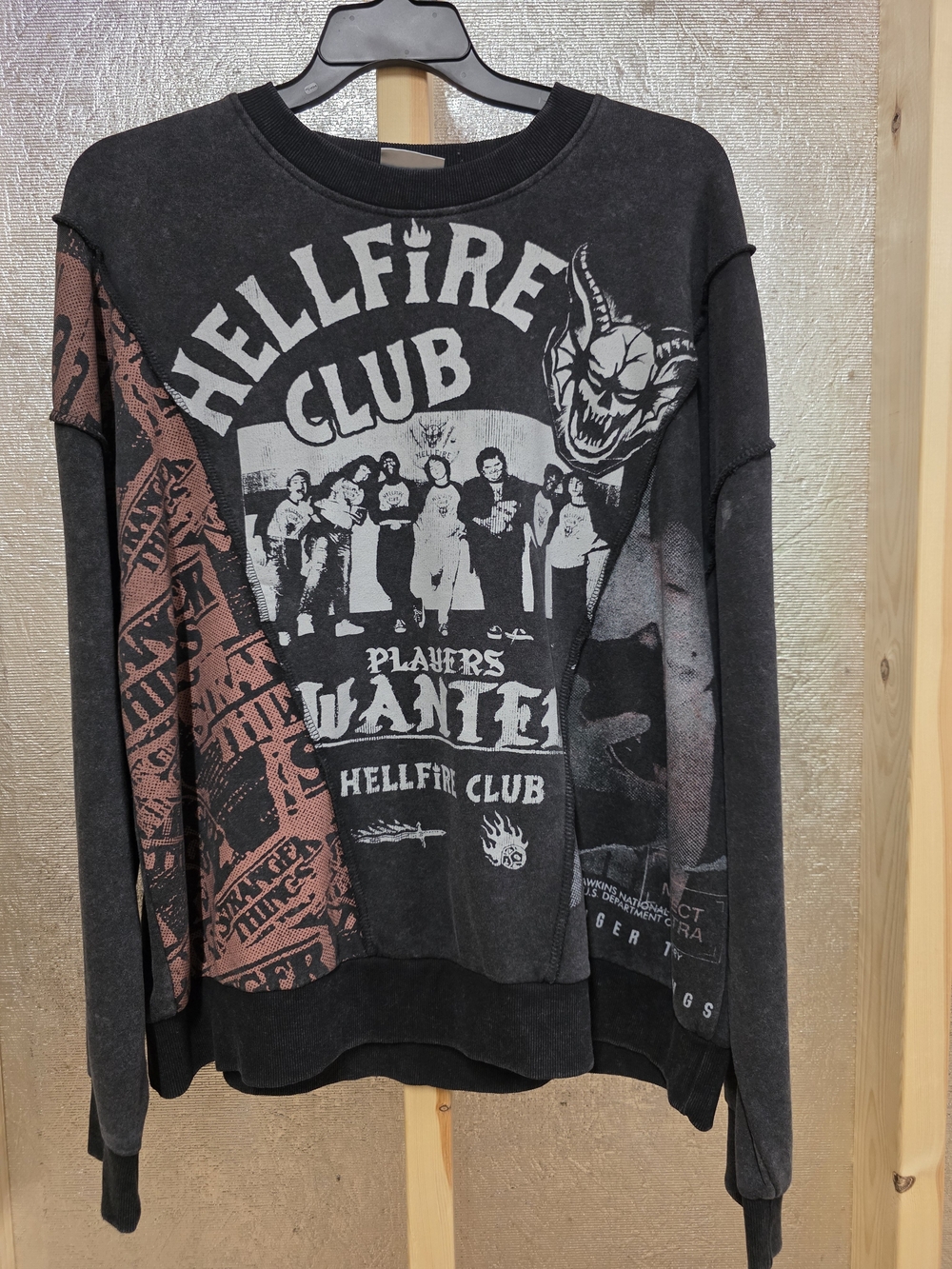 NWT Netflix Hellfire Club Black & Rust Graphic Crewneck Sweatshirt XL